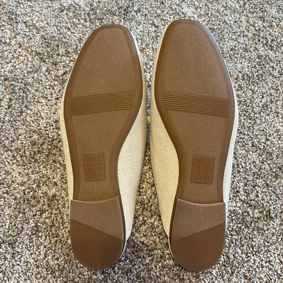 Naturalizer Kayden Beige & White Mules with Silver Chain NWOT - Picture 7 of 9